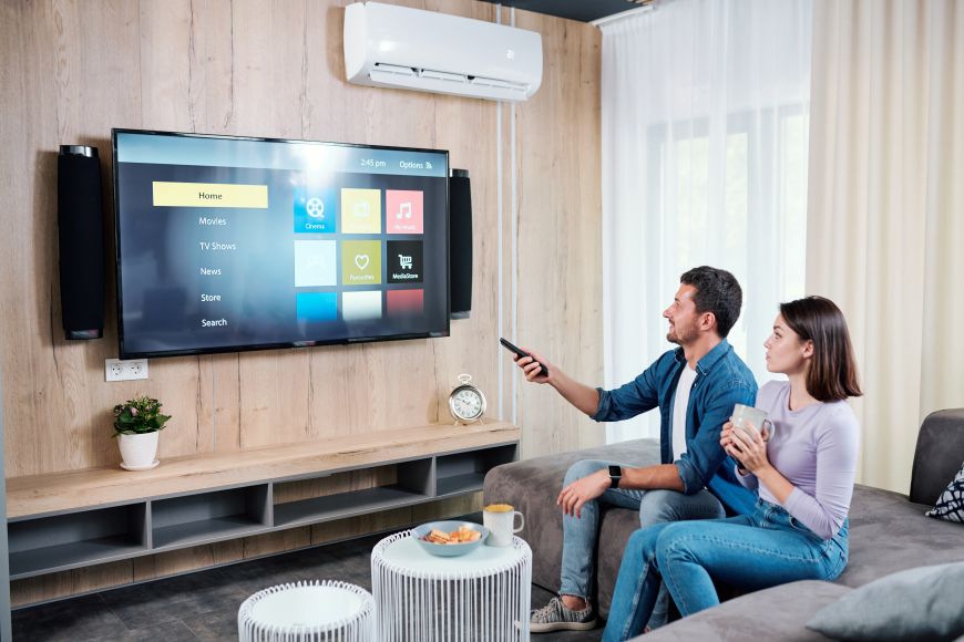 Nejčastější televizní zkratky a technologie Pár brouzdá aplikacemi v televizi