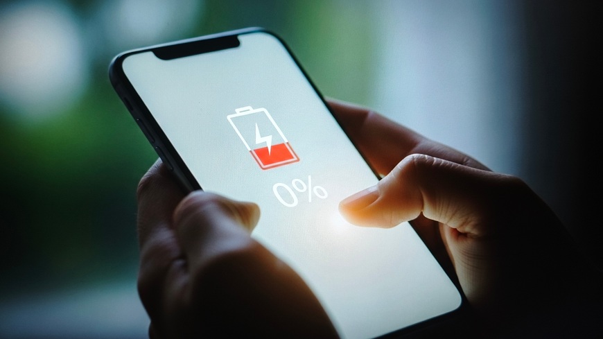 Vše o mobilech: 10 otázek, na které se ptáte nejčastěji Mobilní telefon s baterií na 0 %.