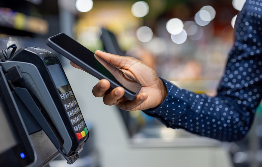 Vše o mobilech: 10 otázek, na které se ptáte nejčastěji Mobilní telefon přikládaný k platebnímu terminálu.