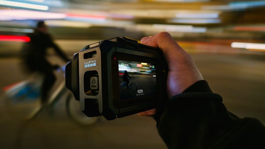 Revoluce GoPro: Nová generace outdoorových kamer GoPro Mission 1 posouvá hranice natáčení na vyšší úroveň Outdoorová kamera GoPro MISSION 1 Pro v dynamickém streetovém záběru – zachycuje muže jedoucího na kole.