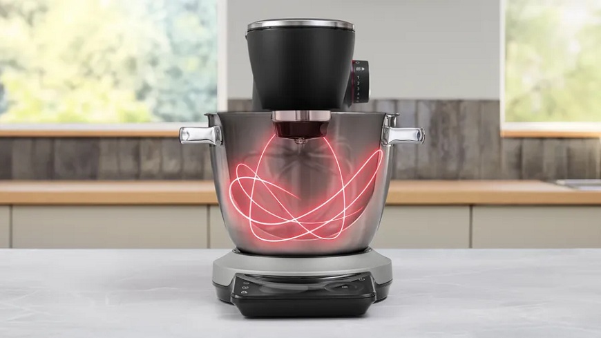 Kuchyňský robot Bosch MUMS8 a mísa, ve které je červenými náčrty zobrazen, jak se pohybuje 3D planetární systém míchání