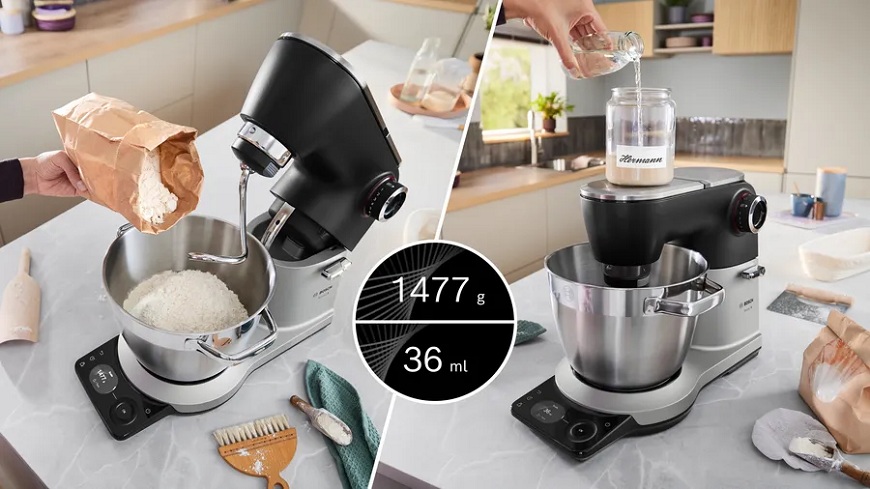Koláž ukazující funkci integrované váhy kuchyňského robotu Bosch Serie 8. Levá část zobrazuje sypání mouky přímo do mísy s hnětacím hákem, pravá část vážení tekutiny v nádobě umístěné na horní části přístroje. Uprostřed je detail digitálního displeje zobrazující hodnoty 1477 g a 36 ml.