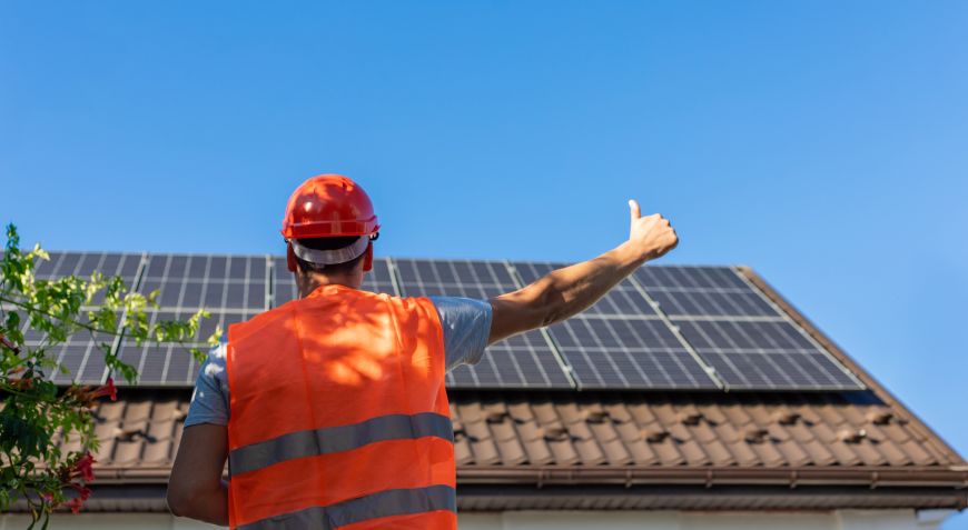 Dělník schvaluje správnou instalaci fotovoltaických panelů