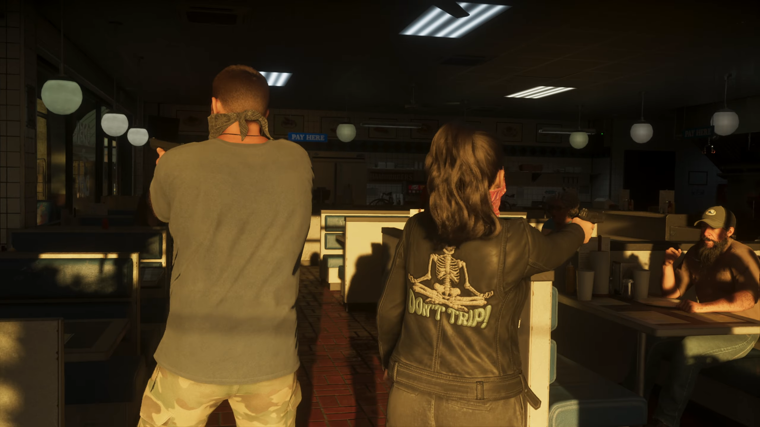 Grand Theft Auto VI: Vše o nejočekávanější hře desetiletí – předobjednávky spuštěny (aktualizováno) Jaso a Lucia vcházejí do budovy a míří zbraněmi kolem sebe, pohled zezadu
