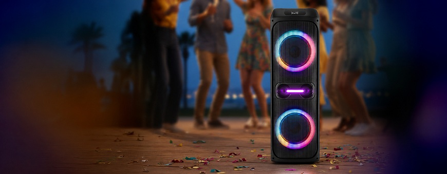 RVelký party reproduktor JVC XS-EP624 s RGB LED podsvícením na venkovní oslavě s tancujícími lidmi v pozadí