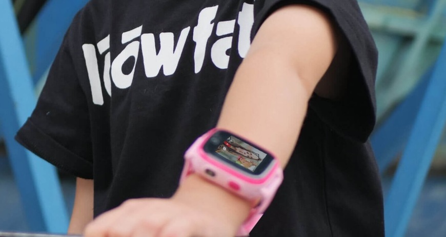 Jak nastavit rodičovskou kontrolu na chytrých zařízeních? Růžové chytré hodinky Carneo GuardKid+ 4G Platinum na ruce dítěte.