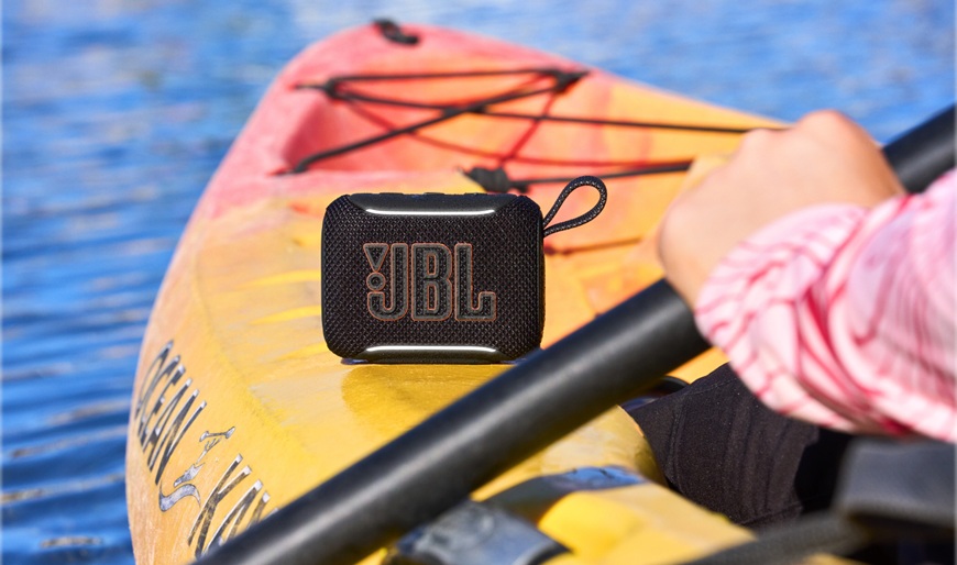 komptaktní reproduktor JBL Go 5 položený na paddle boardu