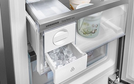 Lednice Liebherr s dávkovačem vody a ledu: Chytrá volba do kuchyně detail na otevřený zásobník ledových kostek easy twist ice
