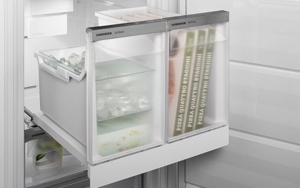Lednice Liebherr s dávkovačem vody a ledu: Chytrá volba do kuchyně detail výrobníku ledu IceMaker s ledovými kostkami, ve vedlejsi prihradce jsou pizzy