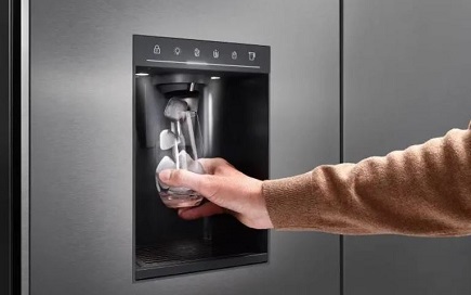 Lednice Liebherr s dávkovačem vody a ledu: Chytrá volba do kuchyně muž nabírá do sklenice ledové kostky z dávkovače water and ice centre lednice liebherr