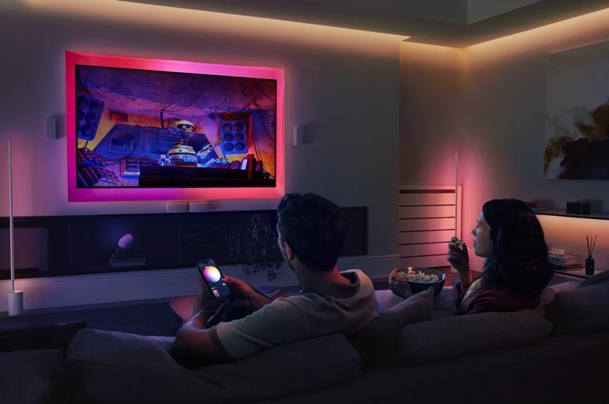 Philips Hue sety: Nejjednodušší cesta k chytrému domácímu osvětlení Philips Hue pásek za televizí v obývacím pokoji