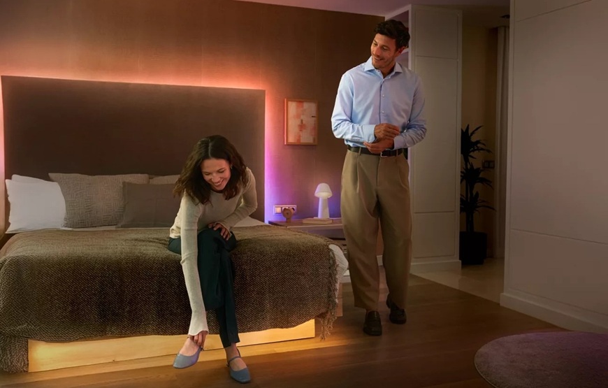 Philips Hue sety: Nejjednodušší cesta k chytrému domácímu osvětlení Philips led pásek umístěný za postelí