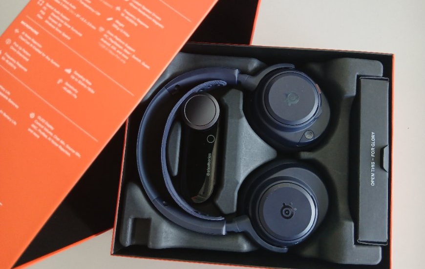 Headset Arctis Nova Pro Omni v otevřené krabici, víko krabice je opřeno z boku