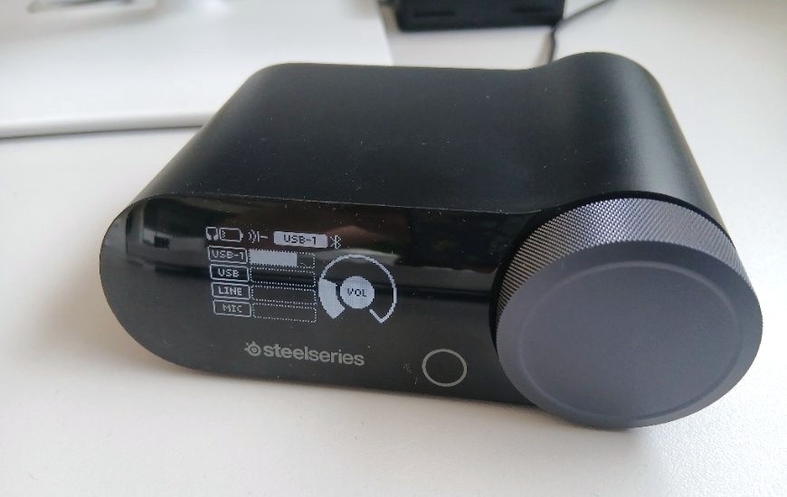 Detail displeje GameHubu headsetu Arctis Nova Pro Omni