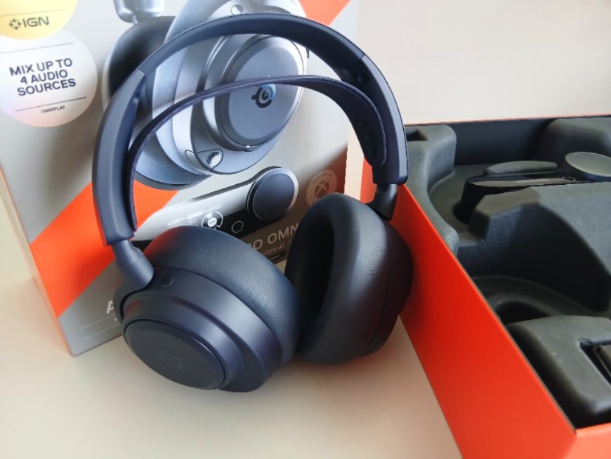 Headset Arctis Nova Pro Omni je opřený o víko krabice
