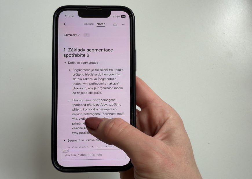 Diktafon Plaud Note Pro a ukázka přepisu z přednášky o Základech segmentace spotřebitelů