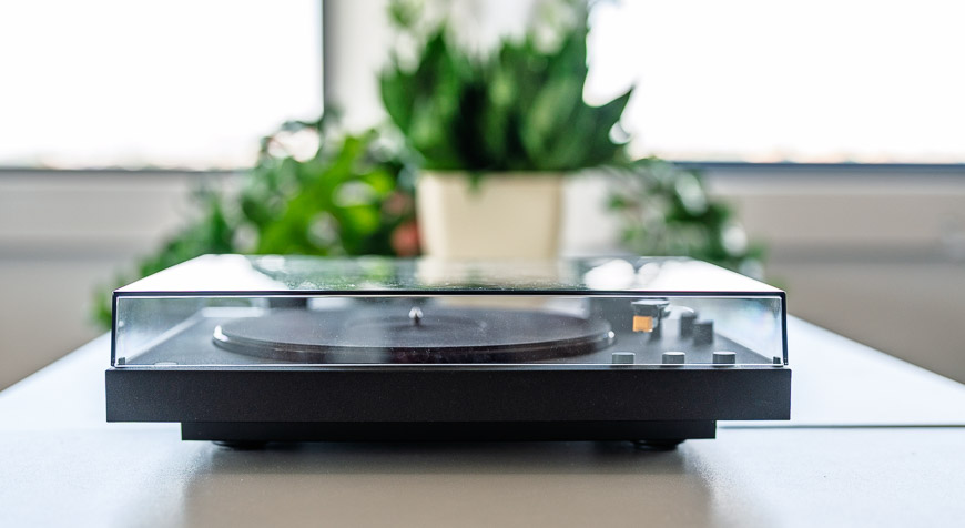 pohled na gramofon Sony se zavřeným krytem