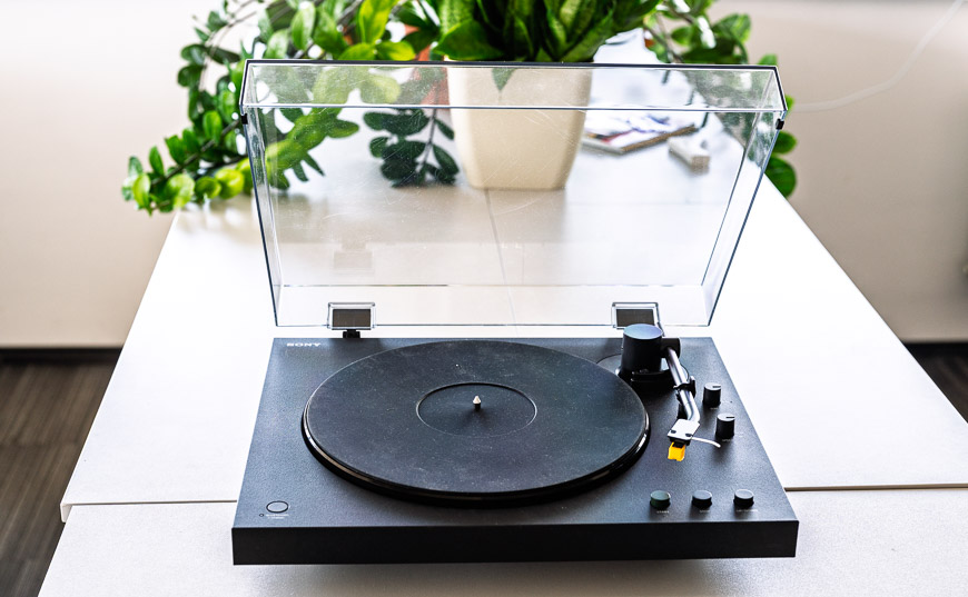 pohled na gramofon Sony PS_LX5BT s otevřeným krytem