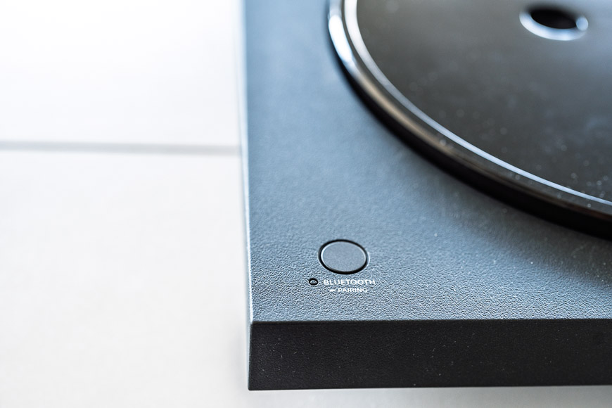 pohled na tlačítko Bluetooth na gramofonu Sony
