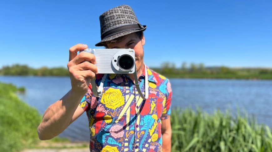 Smartphone vivo X300 Ultra v akci v terénu – záběr zepředu na telefon umístěný v Imaging Grip Kitu, to vše v rukou zaostřujícího fotografa.