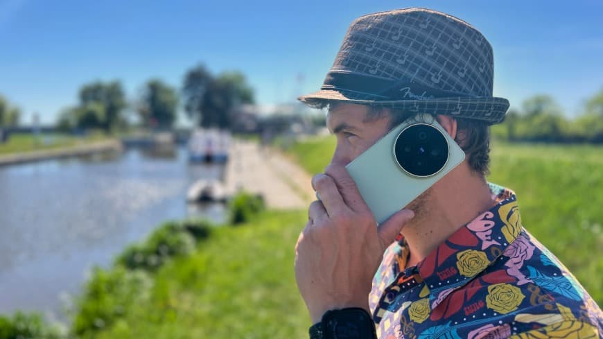 Muž, telefonující ze smartphonu vivo X300 Ultra v zeleném provedení.