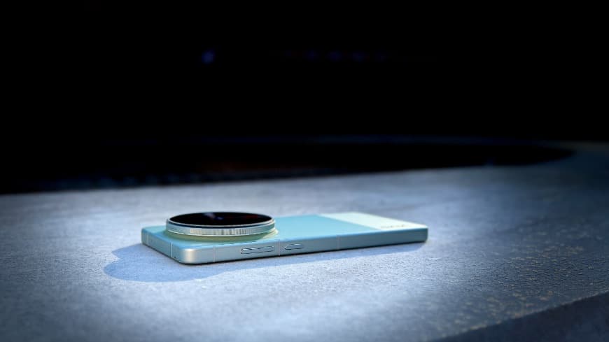 Smartphone vivo X300 Ultra v zeleném provedení, zachycen z boku s fokusem na vystupující fotomodul.