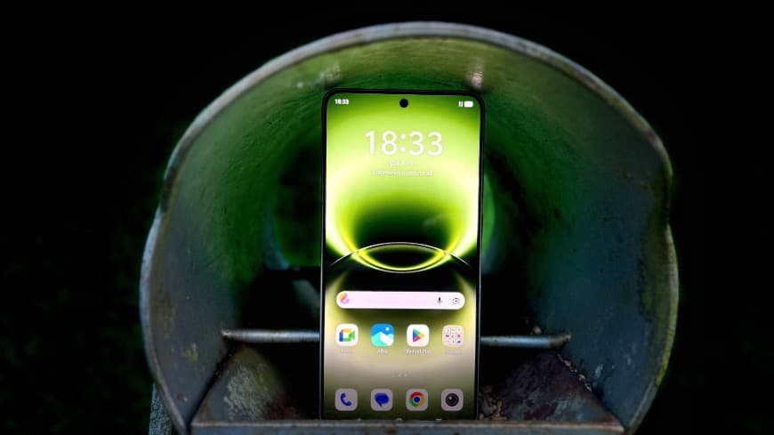 Displej smartphonu vivo X300 Ultra v zeleném provedení, zářící v kontrastu s temným pozadím.