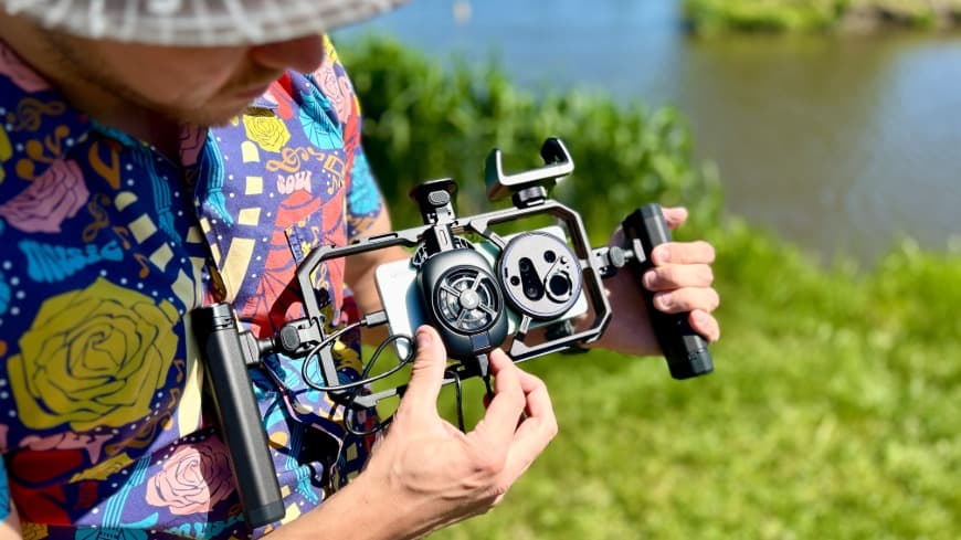 Detailní záběr na vivo SmallRig Pro Video Rig Kit v rukou tvůrce.