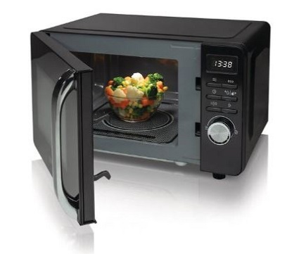 otevřená mikrovlnka gorenje v černé barvě. Ma otevřená dvířka a uvnitř je miska se zeleninou.