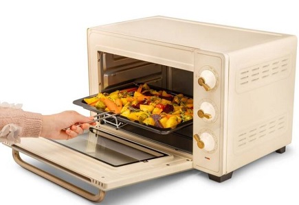 otevřená minitrouba gorenje v bezovem provedeni a retro designu. Uvnitr je plech s jidlem