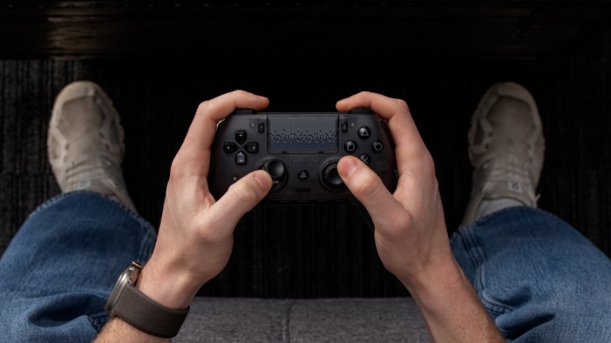 Ruce drží černý ovladač Scuf Omega