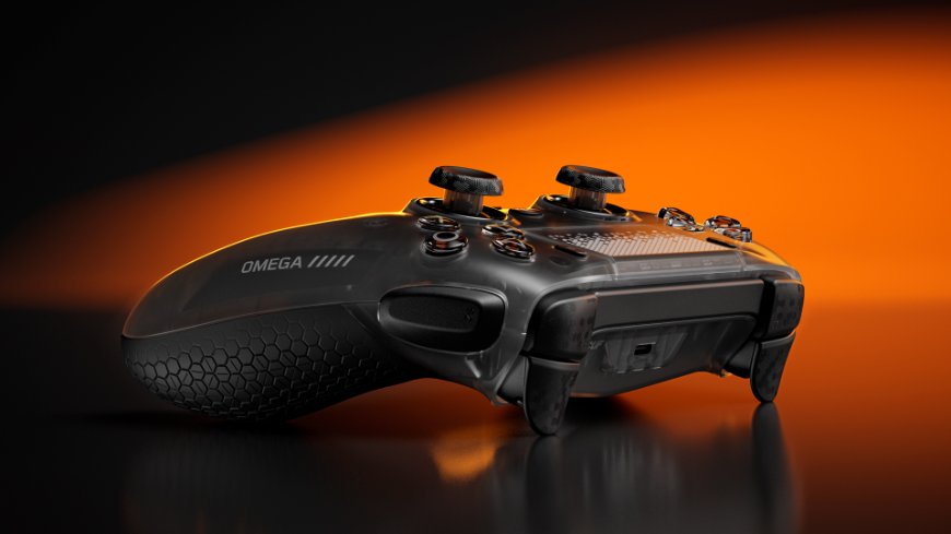 Herní ovladač Scuf Omega pro PS5 v černém provedení leží na stole