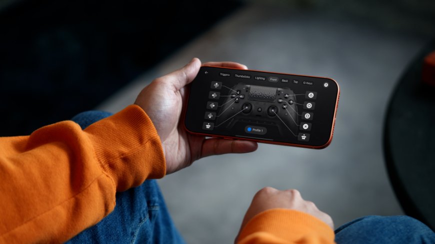 Ruka drží mobilní telefon s otevřenou aplikací Scuf