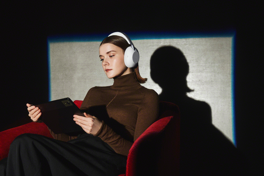 Nový král mezi sluchátky od Sony? 1000X THE COLLEXION přináší dosud nejlepší zvuk Žena čte s nasazenými bílými sluchátky Sony 1000X THE COLLEXION