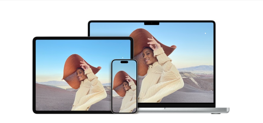 Žena s kloboukem na obrazovkách zařízení Apple.