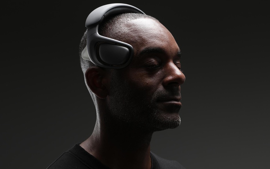 Budoucnost wellness? Ultrazvuková sluchátka Nudge vám „přeladí“ mozek na počkání Ultrazvukový headset Nudge nasazený na hlavně muže