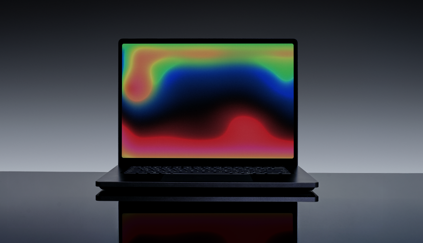 Microsoft představil Surface Laptop Ultra, nejvýkonnější notebook s čipem NVIDIA RTX Spark Notebook Surface Laptop Ultra v tmavě šedém provedení, situovaný na stole v potemnělé místnosti.