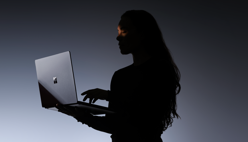 Microsoft představil Surface Laptop Ultra, nejvýkonnější notebook s čipem NVIDIA RTX Spark Efektně nasvícený notebook Surface Laptop Ultra v rukou ženy.