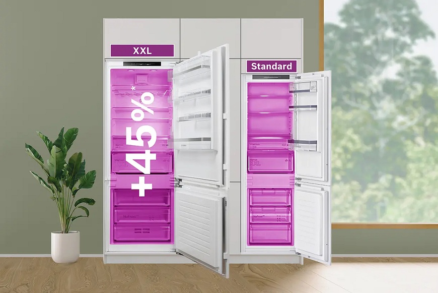 Dvě lednice Bosch vedle sebe, jedna klasická šíře a druhá šiřší s nápisem + 45 %