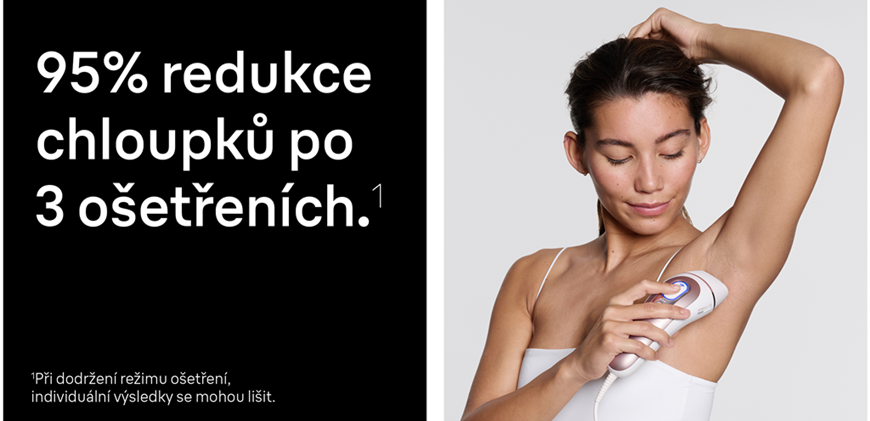 žena si epiluje podpaží pomocí epilátoru Braun 