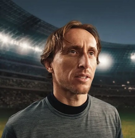 Fotbalová legenda Luka Modrić a značka Gorenje spojují své síly luka modric na fotbalovem hristi po tmě, světla v pozadi