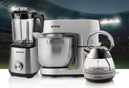 Fotbalová legenda Luka Modrić a značka Gorenje spojují své síly robot, mixer a rychlovarna konvice s pozadim na fotbalovem hřišti
