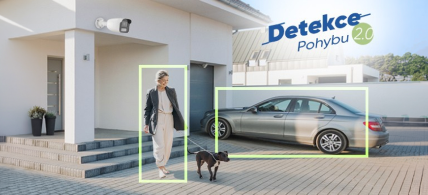 HiLook Smart Hybrid Light: Barevné noční vidění pro domácnosti i firmy Žena jde se psem po příjezdové cestě. Za nimi auto a nad ní kamera HiLook. Nad autem nápis Detekce pohybu 2.0.