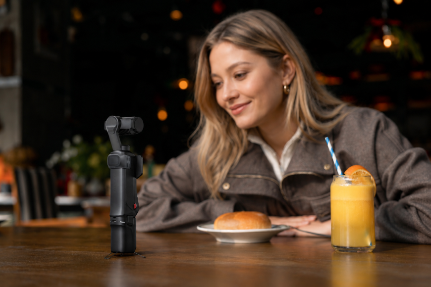 Insta360 Luna Ultra: Profesionální video, které schováte do kapsy Žena snídá a natáčí se na outdoorovou kameru Insta360 Luna Ultra