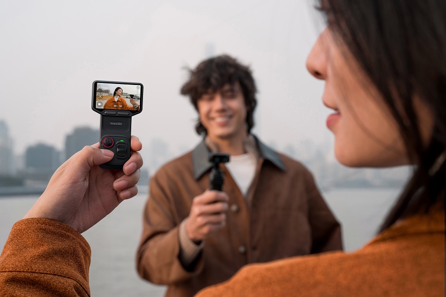 Insta360 Luna Ultra: Profesionální video, které schováte do kapsy Pár se natáčí na Insta360 Luna Ultra s bezdrátovým ovladačem