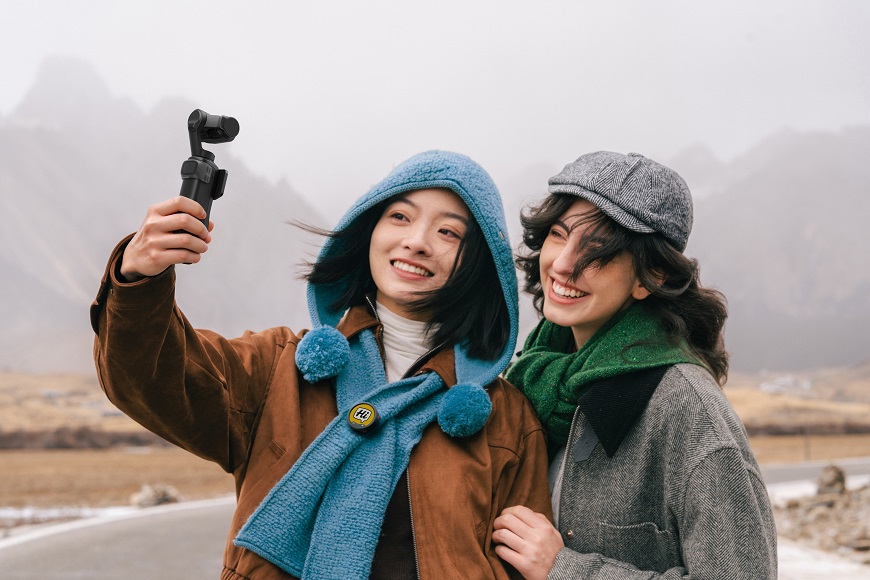 Insta360 Luna Ultra: Profesionální video, které schováte do kapsy Kamarádky na výletě se natáčí na outdoorovou kameru Insta360 Luna Ultra