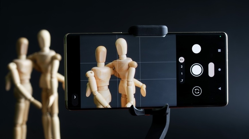 Jak pořídit dobré fotky mobilem? Pravidlo třetin v praxi – fotografování figurín v pozadí s aktivovanou mřížkou ve fotoaplikaci smartphonu