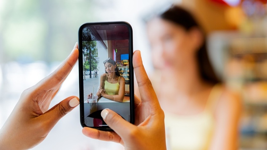 Jak pořídit dobré fotky mobilem? Snaha o zachycení portrétní fotografie ženy v pozadí smartphonem