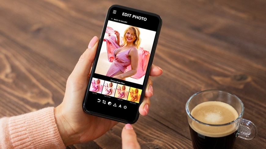 Jak pořídit dobré fotky mobilem? Ukázka editace portrétní fotky elegantní ženy v aplikaci smartphonu.