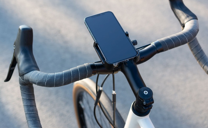 detail říditek silničního kola s držákem na mobil